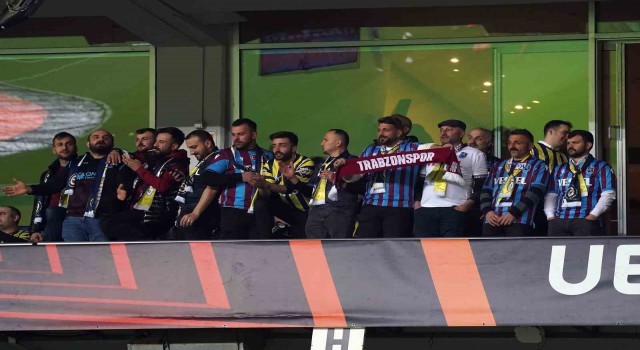 Fenerbahçeli Elifi enkazdan kurtaran ekip Fenerbahçe - Sevilla maçını izledi