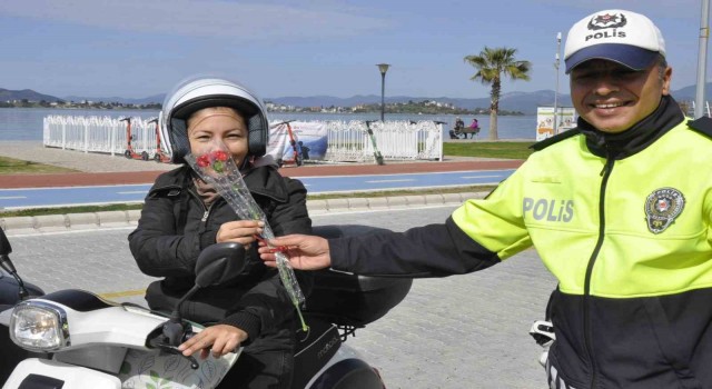 Fethiyede polis ekipleri kadınların gününü kutladı