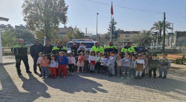Fethiyede polis ekipleri mesleklerini öğrencilere anlatıyor