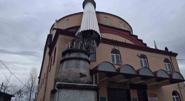 Fırtına caminin minaresini yıktı, korku dolu anlar yaşandı