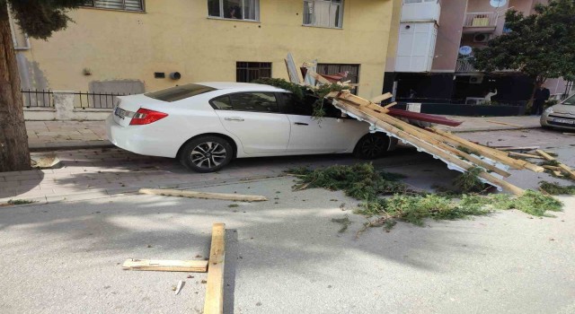 Fırtına evlerin çatısını uçurdu, araçlar hasar gördü