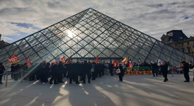 Fransada protestocular Louvre Müzesinin girişini kapattı