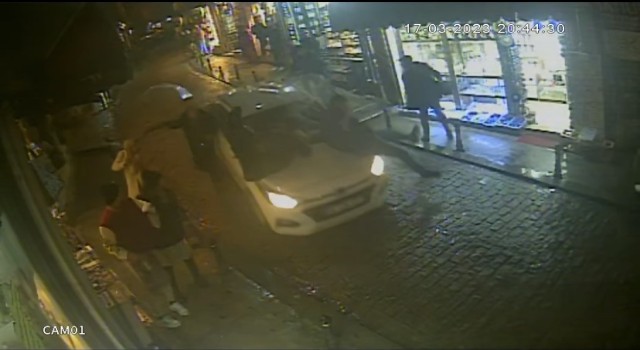 Galatada dehşet anları kamerada: Otomobil yayaların arasına daldı
