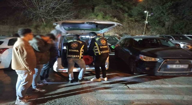 Galatada hastane yolunu kesip halay çekmişlerdi: Yakalandılar