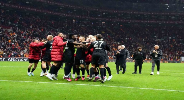 Galatasaray galibiyet serisini 17e çıkardı