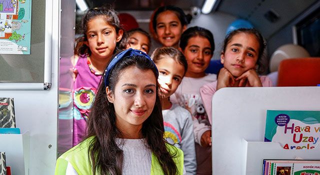 Gamze öğretmen Hatay’da çocuklara İngilizce öğretiyor
