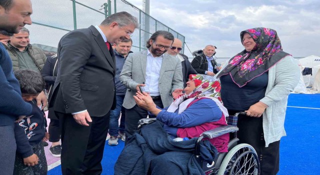 Gazeteciler, deprem bölgesi Osmaniyede çadır kentleri ziyaret etti