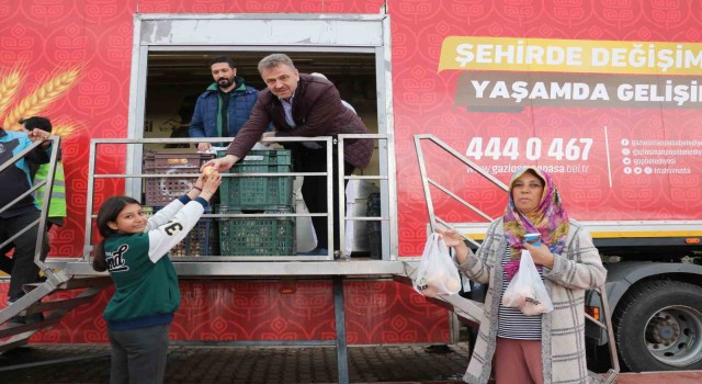 Gaziosmanpaşa Belediyesi deprem bölgesinde yaraları sarıyor