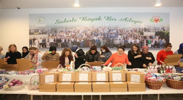 Gaziosmanpaşa Belediyesi depremzede kadınlara 8 Martta hijyen seti ulaştırdı