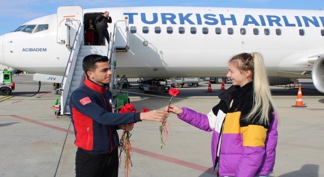 Gazipaşada kadın yolcular çiçeklerle karşılandı