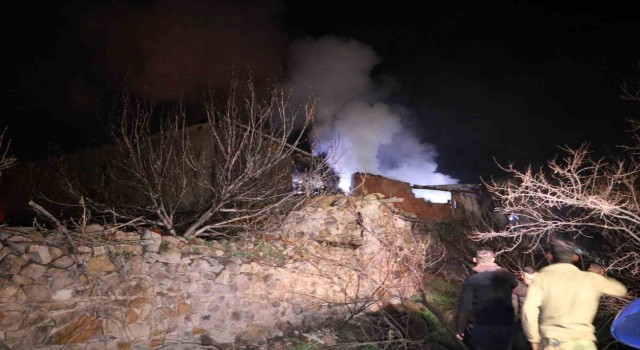 Gece saatlerinde 2 evde çıkan yangın köylülere korku dolu anlar yaşattı