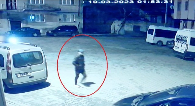Gece vakti araçların lastiklerini kesen şahsı polis yakaladı