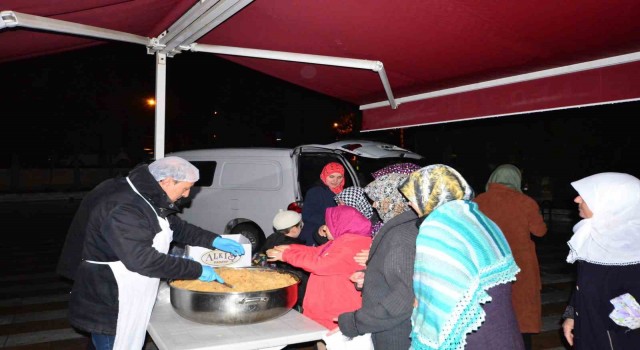 Gediz depreminin yıl dönümünde helva ikramı