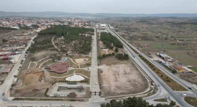 Gedizde gençlik merkezi ve tenis kortu inşaatları başladı