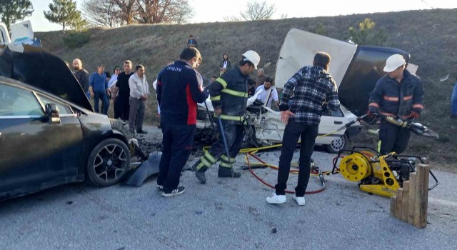 Gedizde iki otomobil kafa kafaya çarpıştı: 1 ölü, 3 yaralı