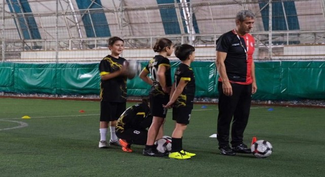 Geleceğin futbolcularını yetiştiriyorlar