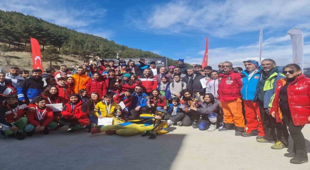 Geleceğin yıldız kayakçıları Analigde yarıştı