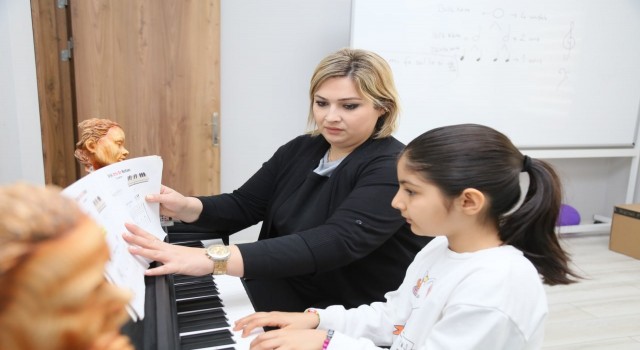 Gençler için ücretsiz piyano ve keman kursları başladı