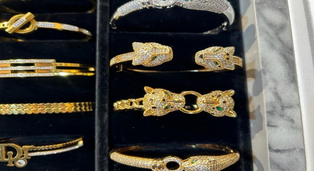 Gerçek sandığı imitasyon bileziği çaldı, güvenlik kamerasına yakalandı