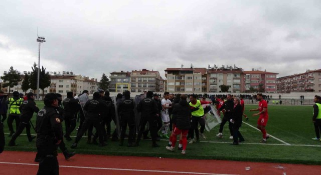 Gergin geçen maçın galibi Tefenni Belediyespor oldu