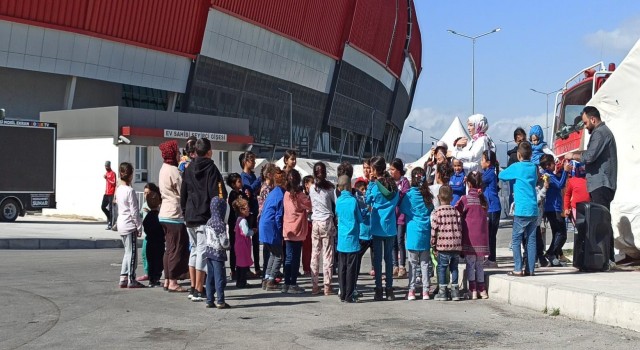 Gezici kütüphane aracı oyun ve etkinlik alanlarıyla deprem bölgesinde