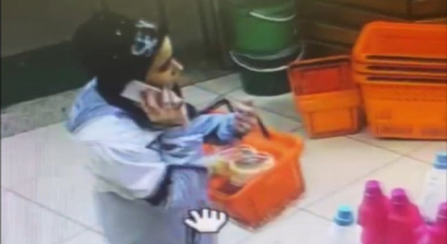Giderayak ıspanağı bile çaldı: Süpermarkete dadanan hırsızlar kamerada