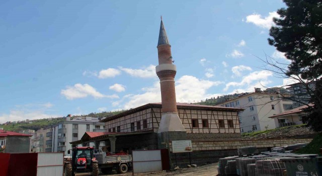 Giresunda yapımı süren taş cami geleneksel ve yöresel mimarinin izlerini taşıyor