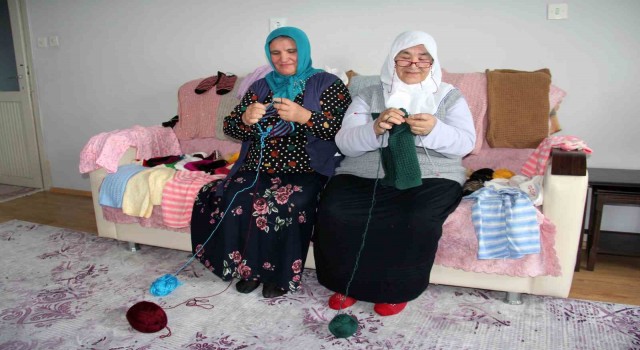 Giresunlu kadınlar depremzedeler için örüyor