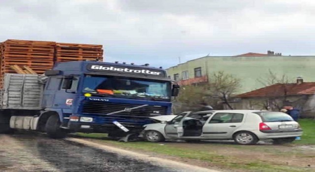 Gönende palet yüklü tır ile otomobil kafa kafaya çarpıştı