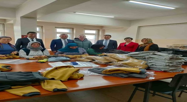 Gönüllü kadınlar kolları sıvadı, depremzedeler için kıyafet dikiyor