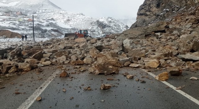 Gümüşhane-Kürtün yolunda heyelan