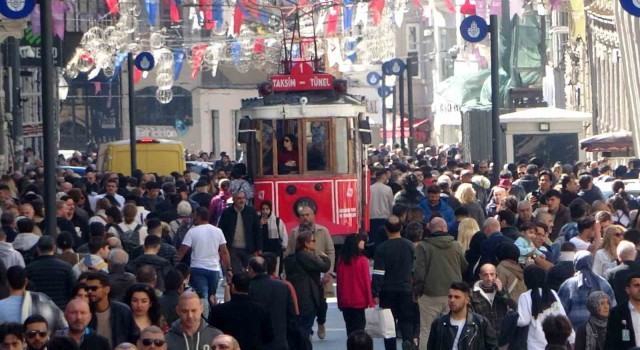 Güneşli ve sıcak havayı fırsat bilenler Taksime akın etti