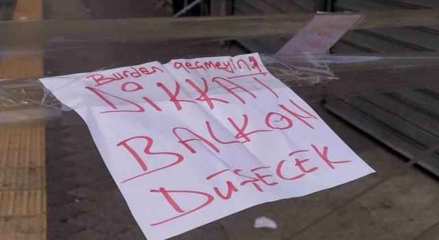 Güngörende balkonu çökmek üzere olan binaya şeritli önlem