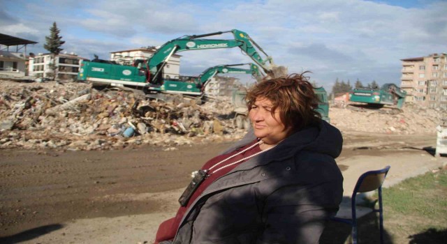 Gurbetçi annenin enkaz başında umutlu bekleyişi