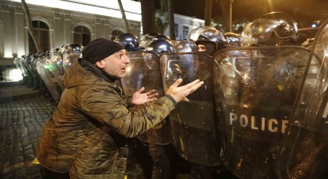 Gürcistanda parlamento önündeki protestoda 66 gözaltı