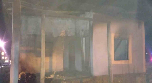 Gürpınarda alevlere teslim olan ev kullanılamaz hale geldi