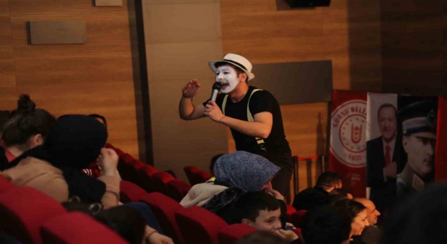 Gürsuda ücretsiz sinema ve tiyatro keyfi