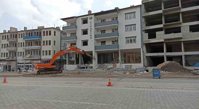 Güründe deprem sonrası hasar gören binaların yıkımına başlandı