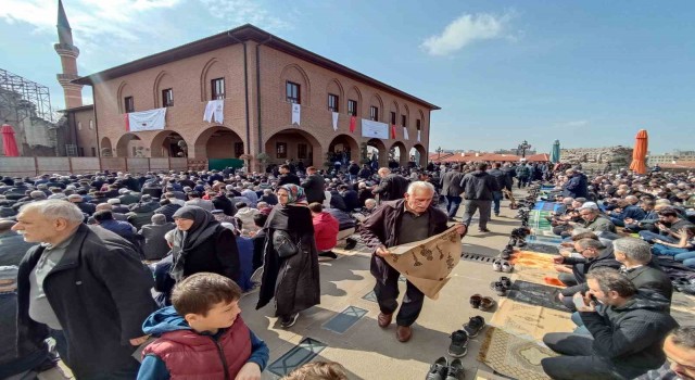 Hacı Bayram Veli Camiinde binlerce vatandaş, depremde vefat edenlere dua etti