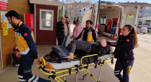 Hafif ticari araç ile otomobil çarpıştı: 2 yaralı