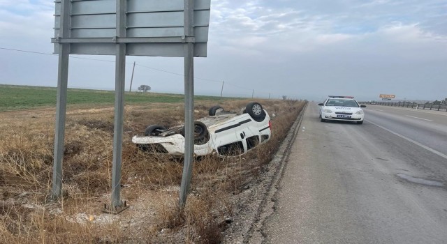 Hafif ticari araç takla attı, 7 kişi yaralandı