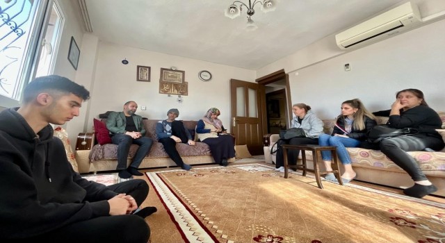 HAK-İŞ İzmir yönetimi depremzede aileleri ziyaret etti