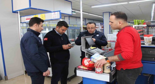 Haliliyede marketler zabıta ekiplerince denetleniyor