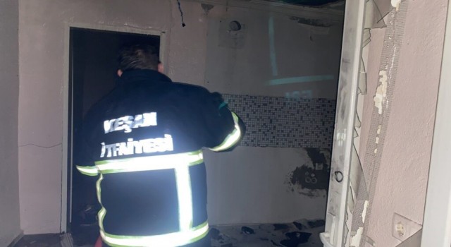 Hapisten yeni çıkan eşiyle tartıştı, evini ateşe verdi