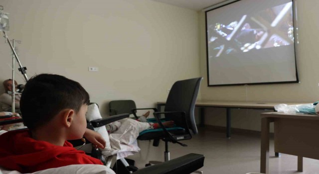 Hastane odasını sinema salonuna çevirdiler