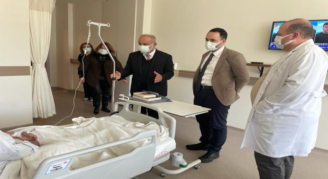 Hastanede tedavi gören vatandaşlara Kuran-ı Kerim hediye edildi