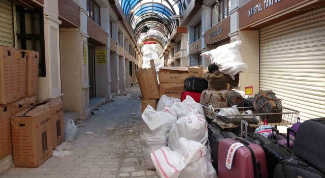 Hatay Kunduracılar Çarşısı esnafı, sağlam kalan mallarını kurtarmaya çalışıyor