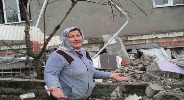Hatayda 2 katlı bina çöktü, 4 kişilik aileyi ek kolonlar kurtardı