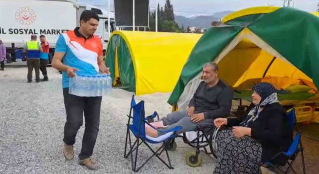 Hatayda çadır kentte yaşayan depremzedelere hazır su ve gıda desteği