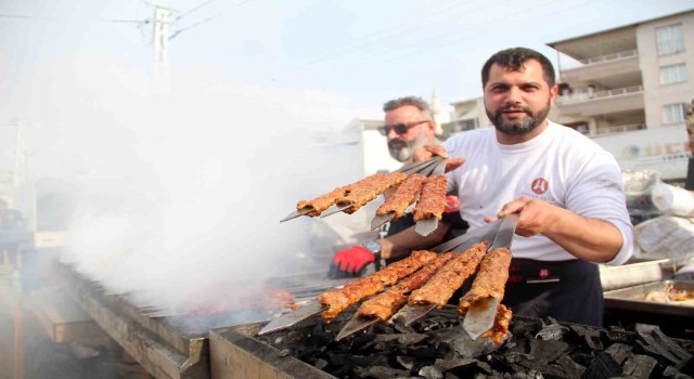 Hatayda çadırkentteki depremzedelere kebap ikramı